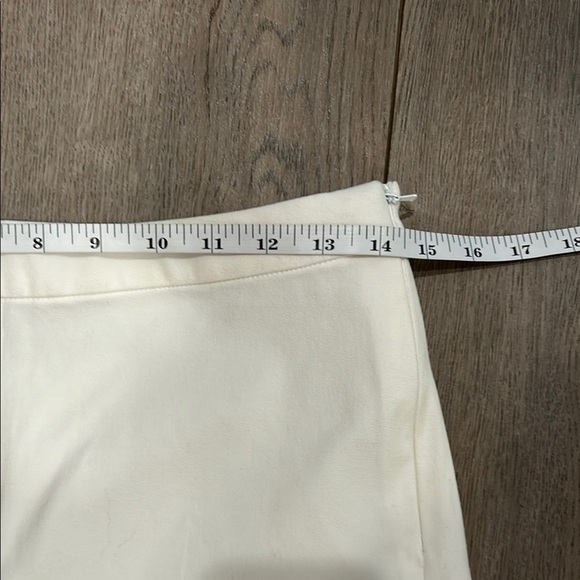 Boston Proper Women’s Cream Tailored Shorts Zip On Side Neutral Basic Size 4 - Picture 3 of 7